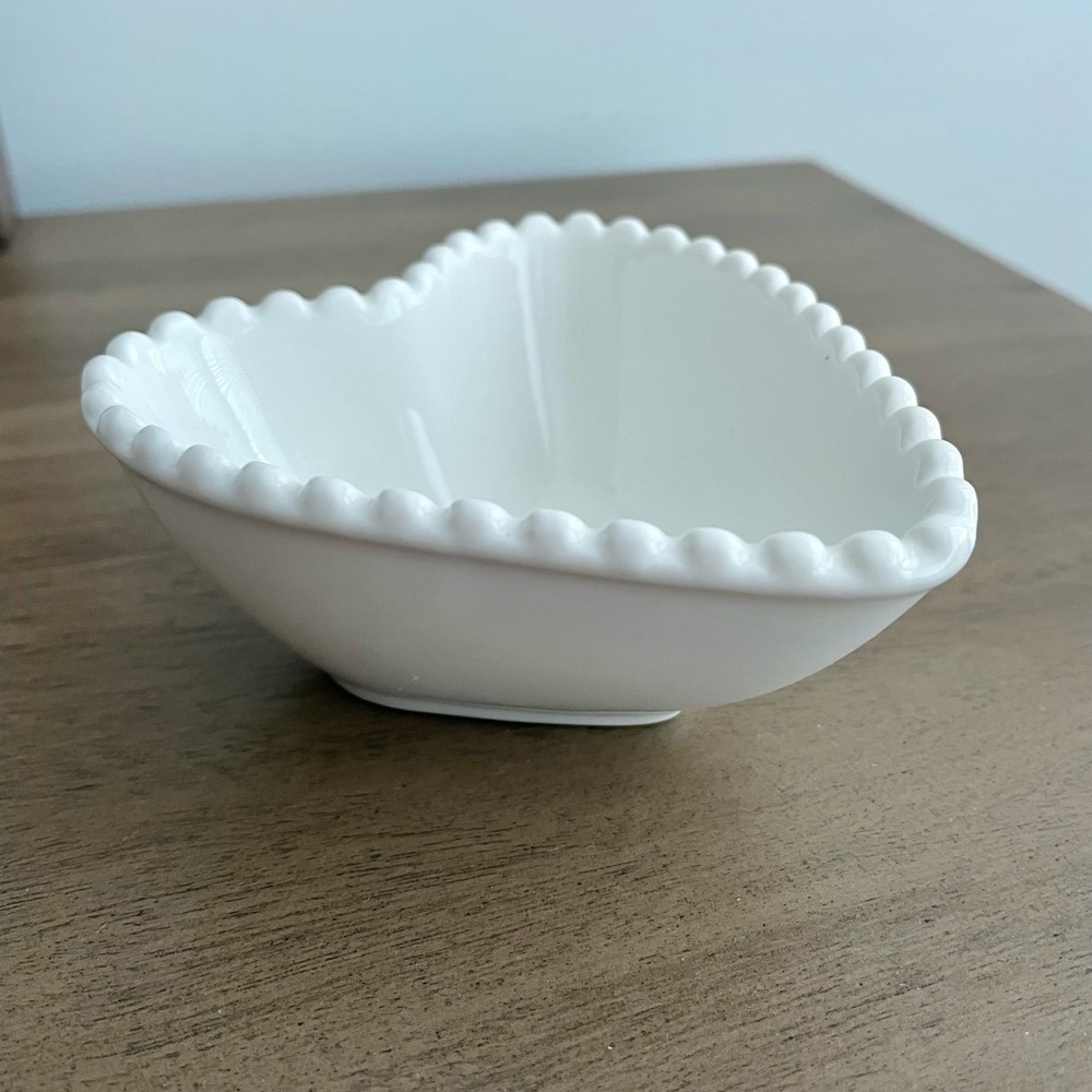 NWT Superior Porcelain Set of 4 Heart Shaped Dishes - Picture 6 of 8